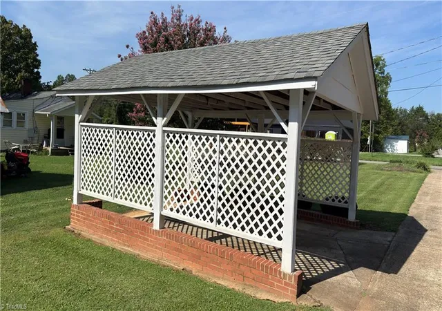 Photo 3 of Single family home for sale at 417 W Main St, Yadkinville, NC 27055 | MLS# 1232992 | Listing updated on 2026-09-15