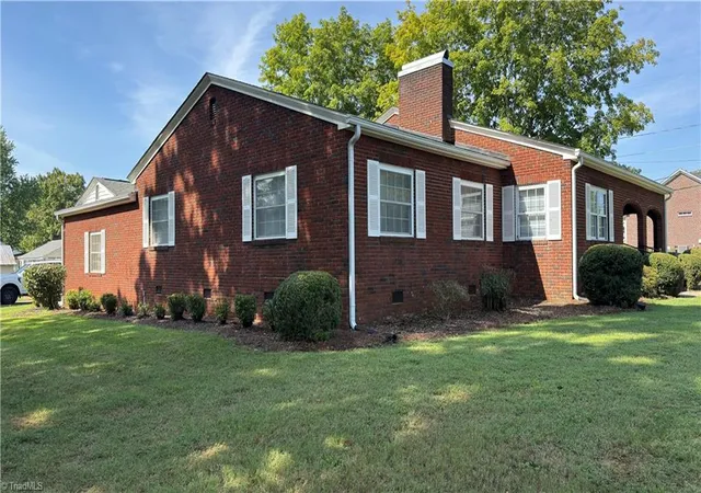 Photo 4 of Single family home for sale at 417 W Main St, Yadkinville, NC 27055 | MLS# 1232992 | Listing updated on 2026-09-15