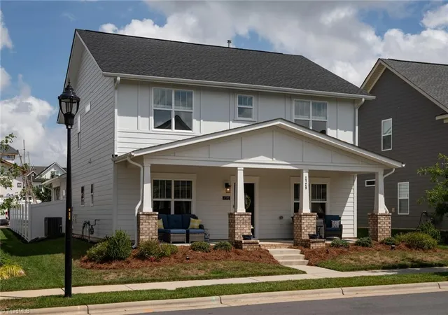 Photo 2 of Single family home for sale at 1728 Eastover Dr, Kernersville, NC 27284 | MLS# 1227478 | Listing updated on 2026-09-12