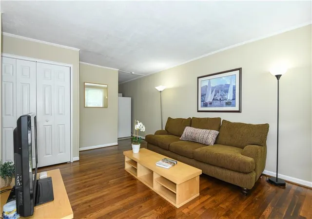Photo 3 of Sale Pending at 514 Overlook St, Greensboro, NC 27403 | MLS# 1228974 | Listing updated on 2026-08-21