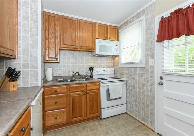 Photo 4 of Sale Pending at 514 Overlook St, Greensboro, NC 27403 | MLS# 1228974 | Listing updated on 2026-08-21