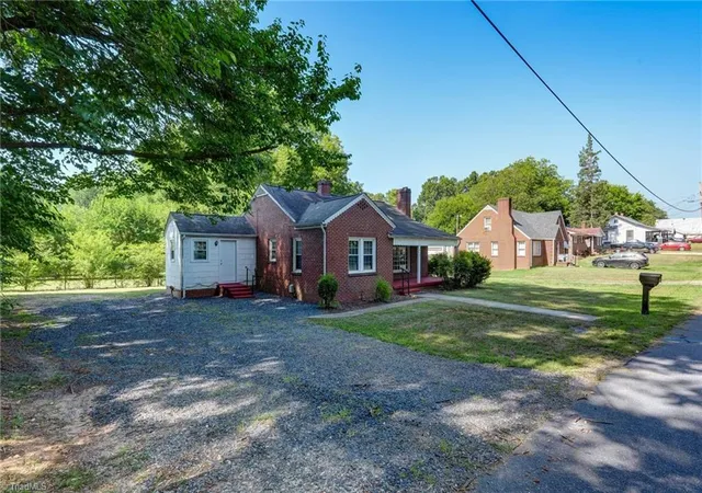Photo 3 of Single family home for sale at 417 Martin St, Reidsville, NC 27320 | MLS# 1226494 | Listing updated on 2026-09-16
