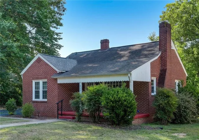 Photo 3 of Single family home for sale at 417 Martin St, Reidsville, NC 27320 | MLS# 1226494 | Listing updated on 2026-09-16