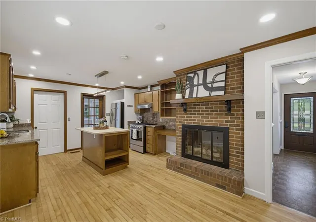 Photo 4 of Sale Pending at 1002 Surry Dr, Greensboro, NC 27408 | MLS# 1233058 | Listing updated on 2026-09-10