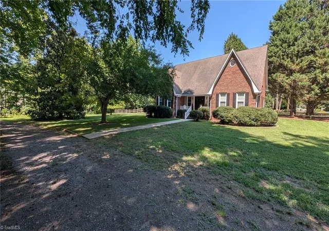 Photo 3 of Single family home for sale at 222 Shallowbrook Dr, Advance, NC 27006 | MLS# 1227846 | Listing updated on 2026-10-01