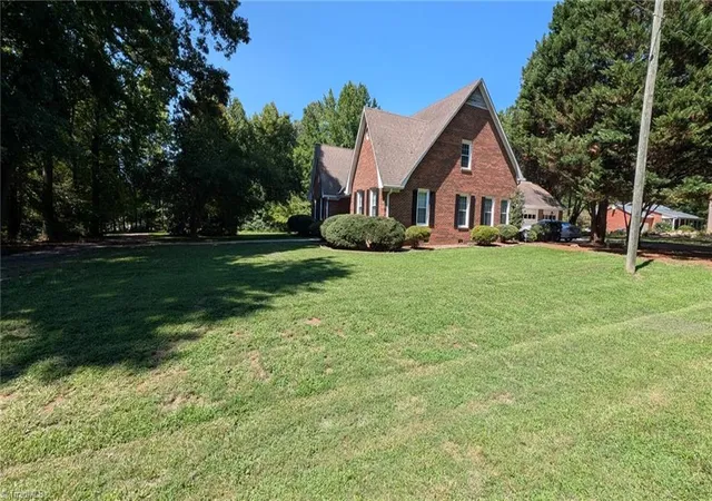 Photo 4 of Single family home for sale at 222 Shallowbrook Dr, Advance, NC 27006 | MLS# 1227846 | Listing updated on 2026-10-01