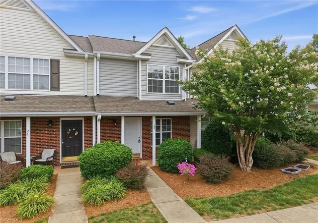 2nd image of 29 Tannenbaum Cir, Greensboro, NC 27410 | MLS# 1224371