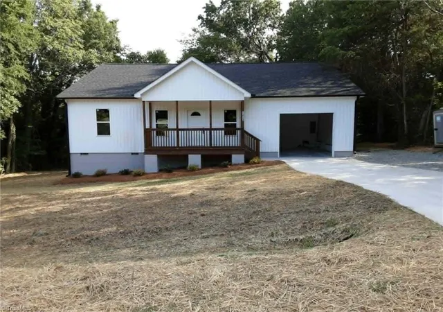 Homes for sale in Thomasville, NC | 1213 Hillcrest Dr, Thomasville, NC 27360 | MLS# 1225220