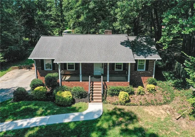 Photo 3 of Single family home for sale at 5410 Nestleway Dr, Clemmons, NC 27012 | MLS# 1233509 | Listing updated on 2026-08-27