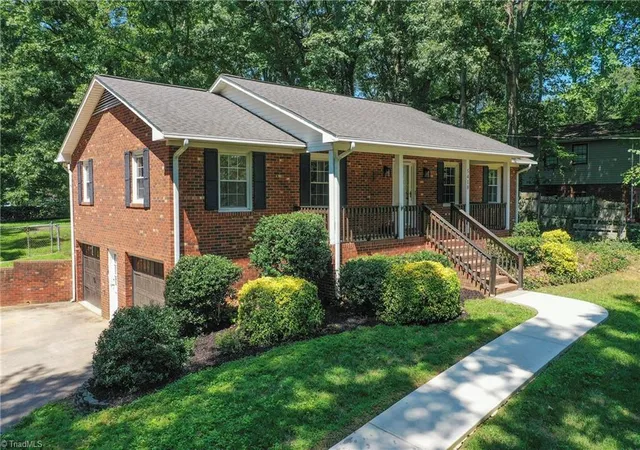 Photo 3 of Single family home for sale at 5410 Nestleway Dr, Clemmons, NC 27012 | MLS# 1233509 | Listing updated on 2026-08-27