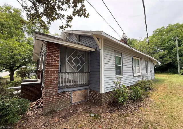 Photo 3 of Single family home for sale at 328 Ennis St, High Point, NC 27260 | MLS# 1226798 | Listing updated on 2026-09-10