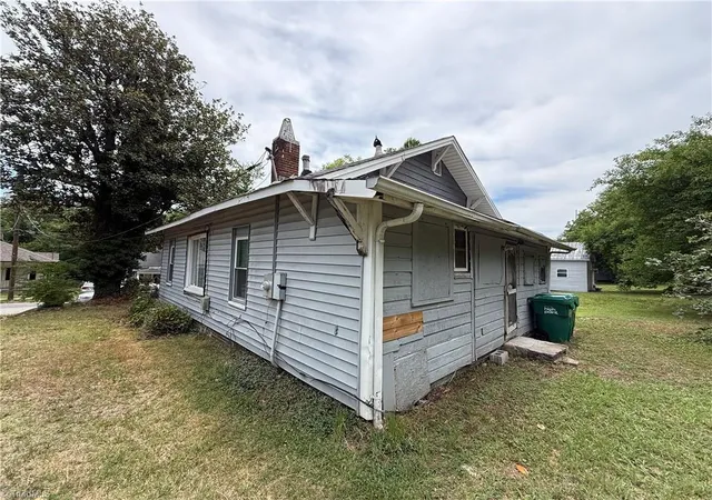 Photo 3 of Single family home for sale at 328 Ennis St, High Point, NC 27260 | MLS# 1226798 | Listing updated on 2026-09-10