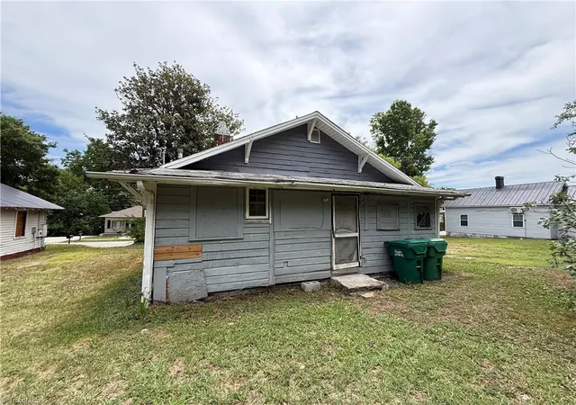Photo 4 of Single family home for sale at 328 Ennis St, High Point, NC 27260 | MLS# 1226798 | Listing updated on 2026-09-10