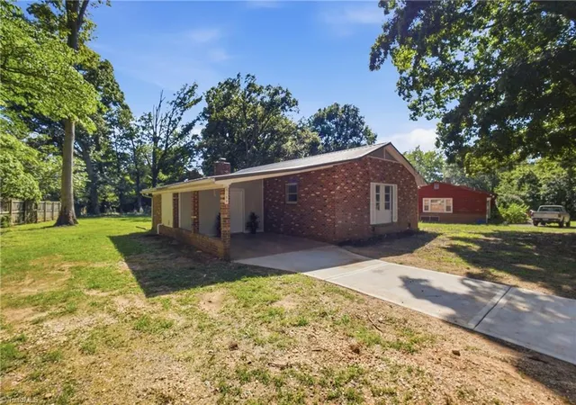 Photo 2 of Single family home for sale at 6132 Arden Dr, Clemmons, NC 27012 | MLS# 1229893 | Listing updated on 2026-09-15