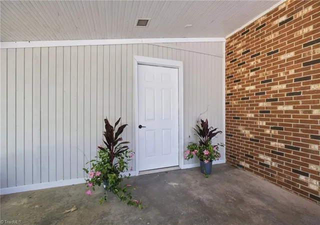 Photo 3 of Single family home for sale at 6132 Arden Dr, Clemmons, NC 27012 | MLS# 1229893 | Listing updated on 2026-09-15
