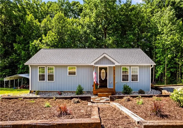 Homes for sale in Statesville, NC | 122 Yadkin River Rd, Statesville, NC 28625 | MLS# 1225916