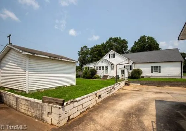 Photo 3 of Sale Pending at 2609 Woodsdale St, Kannapolis, NC 28081 | MLS# 1229875 | Listing updated on 2026-09-29