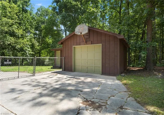 Photo 3 of Single family home for sale at 3622 Lower Lake Rd, Thomasville, NC 27360 | MLS# 1226081 | Listing updated on 2026-09-10