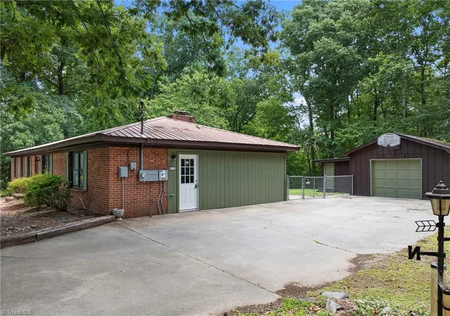 Photo 4 of Single family home for sale at 3622 Lower Lake Rd, Thomasville, NC 27360 | MLS# 1226081 | Listing updated on 2026-09-10