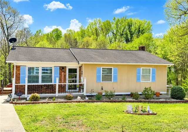 Homes for sale in Winston Salem, NC | 400 Croydon Ln, Winston Salem, NC 27107 | MLS# 1222387