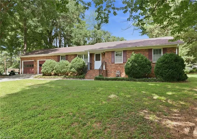 2nd image of 5009 Mallard Lake Dr, Greensboro, NC 27406 | MLS# 1231813