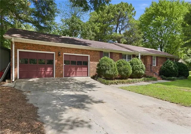 3rd image of 5009 Mallard Lake Dr, Greensboro, NC 27406 | MLS# 1231813