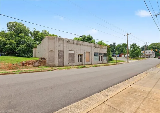 Listing Photo 4 - Condo for sale in building located at 115 N Flanner St, Burlington, NC 27217