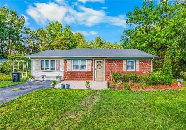 1st image of 2421 Sandy Ct, Kernersville, NC 27284 | MLS# 1226772