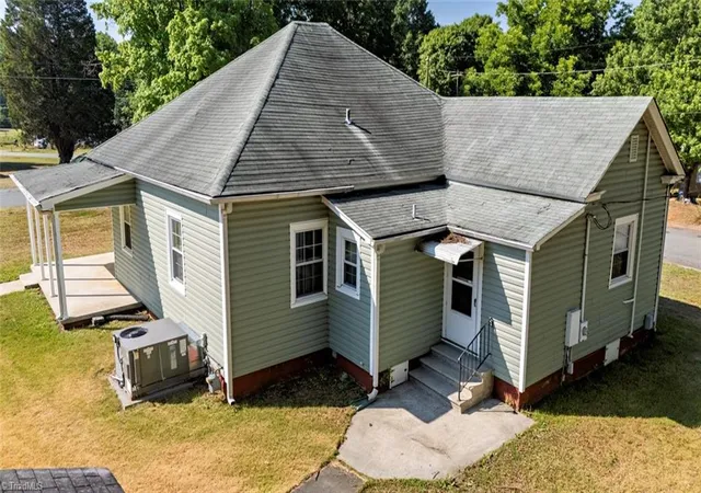 Photo 3 of Single family home for sale at 725 Everett St, Burlington, NC 27215 | MLS# 1224351 | Listing updated on 2026-09-11