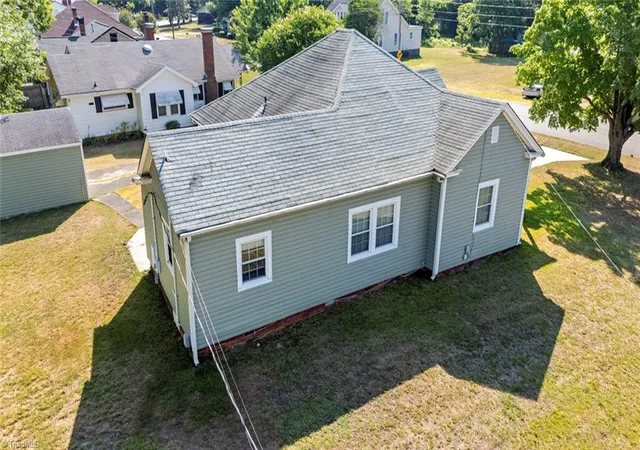 Photo 3 of Single family home for sale at 725 Everett St, Burlington, NC 27215 | MLS# 1224351 | Listing updated on 2026-09-11