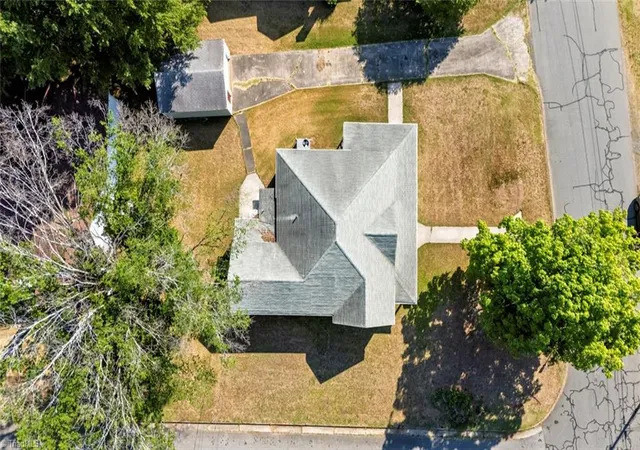 Photo 4 of Single family home for sale at 725 Everett St, Burlington, NC 27215 | MLS# 1224351 | Listing updated on 2026-09-11