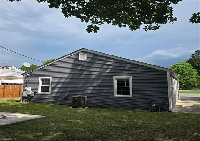 5th image of 1529 Summit Ave, Greensboro, NC 27405 | MLS# 1231682