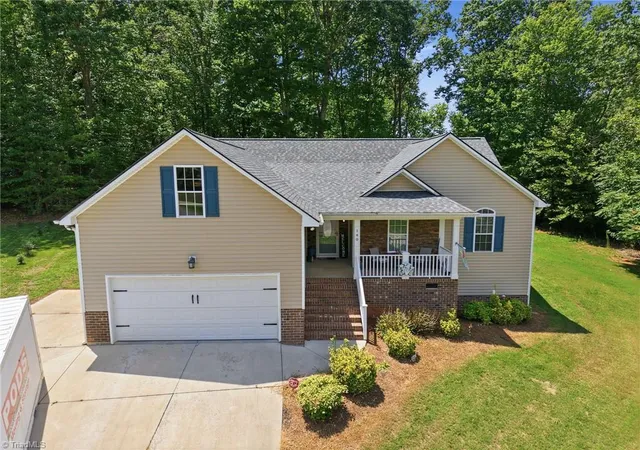 Photo 3 of Single family home for sale at 140 Laurel Ridge Ct, Reidsville, NC 27320 | MLS# 1228978 | Listing updated on 2026-09-15