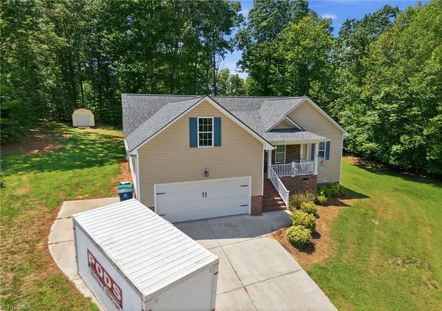 Photo 3 of Single family home for sale at 140 Laurel Ridge Ct, Reidsville, NC 27320 | MLS# 1228978 | Listing updated on 2026-09-15