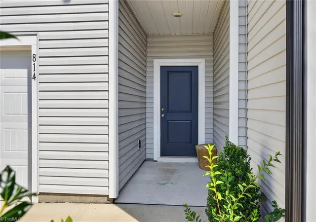 Photo 2 of Single family home for sale at 814 Falls Grove Trl, High Point, NC 27265 | MLS# 1233522 | Listing updated on 2026-08-30
