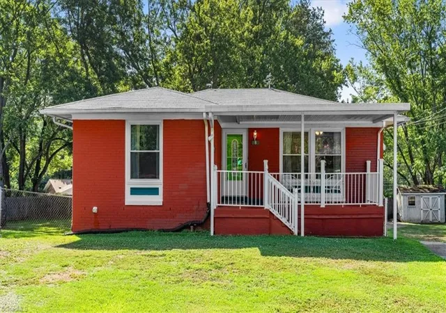 Photo 1 of Single family home for sale at 8 Armhurst Ct, Greensboro, NC 27405 | MLS# 1226709 | Listing updated on 2026-08-11