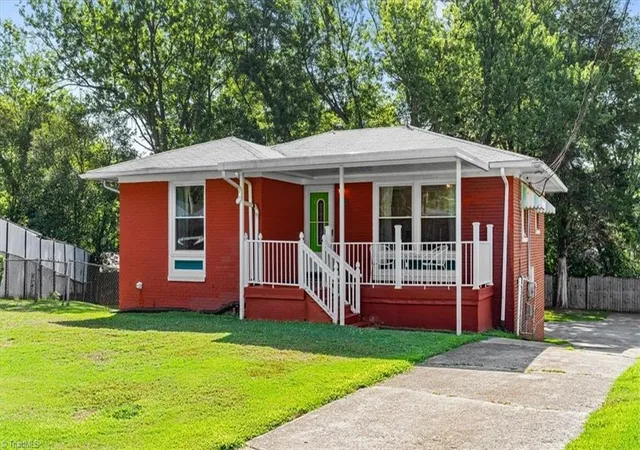 Photo 2 of Single family home for sale at 8 Armhurst Ct, Greensboro, NC 27405 | MLS# 1226709 | Listing updated on 2026-08-11