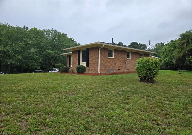 Photo 3 of Single family home for sale at 2116 Larkspur Dr, Greensboro, NC 27405 | MLS# 1228885 | Listing updated on 2026-09-03
