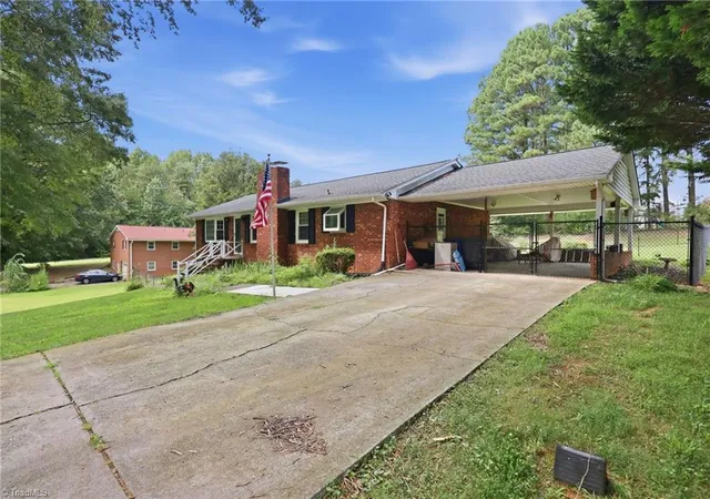 Photo 2 of Single family home for sale at 511 Croydon Ln, Winston Salem, NC 27107 | MLS# 1233330 | Listing updated on 2026-09-22