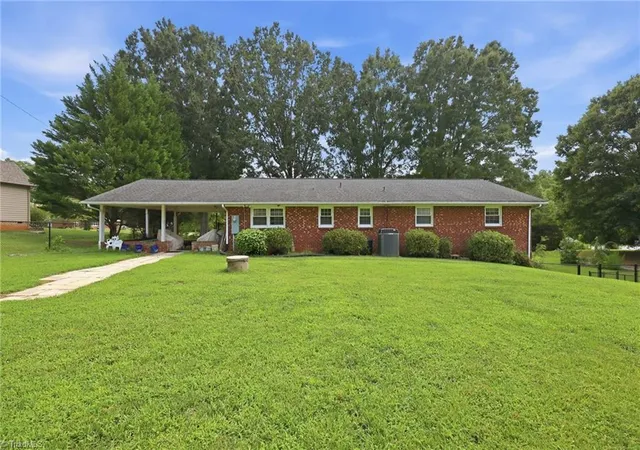 Photo 3 of Single family home for sale at 511 Croydon Ln, Winston Salem, NC 27107 | MLS# 1233330 | Listing updated on 2026-09-22