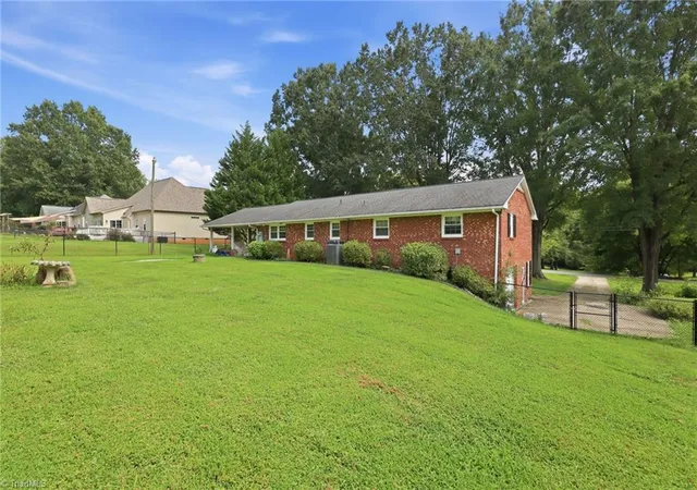 Photo 4 of Single family home for sale at 511 Croydon Ln, Winston Salem, NC 27107 | MLS# 1233330 | Listing updated on 2026-09-22