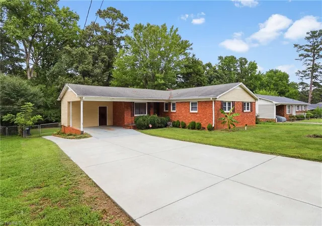 Photo 2 of Single family home for sale at 1609 Seven Oaks Pl, High Point, NC 27265 | MLS# 1227303 | Listing updated on 2026-08-09