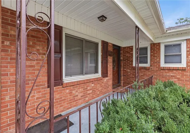 Photo 3 of Single family home for sale at 1609 Seven Oaks Pl, High Point, NC 27265 | MLS# 1227303 | Listing updated on 2026-08-09