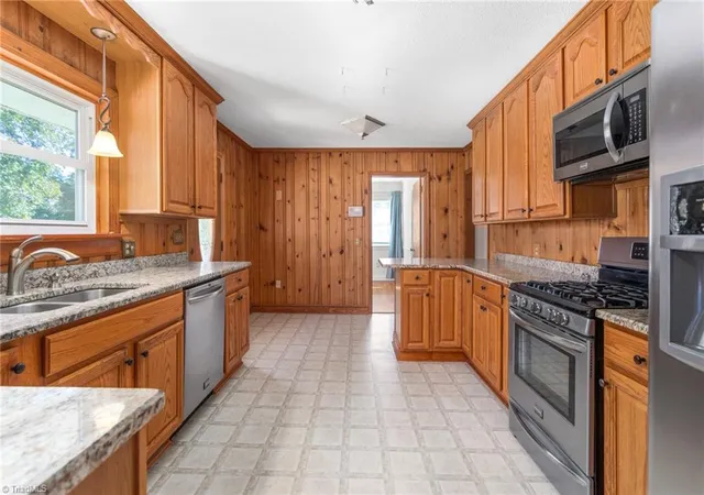 Photo 4 of Single family home for sale at 1000 Hanford Rd, Graham, NC 27253 | MLS# 1228711 | Listing updated on 2026-09-20