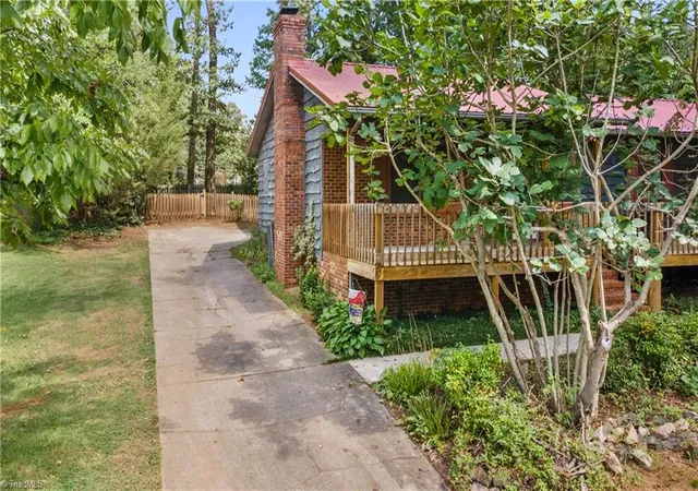 Photo 3 of Single family home for sale at 923 Aberdeen Rd, High Point, NC 27265 | MLS# 1233644 | Listing updated on 2026-09-04