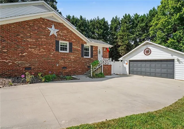 5th image of 5802 Muirfield Dr, Greensboro, NC 27410 | MLS# 1230798
