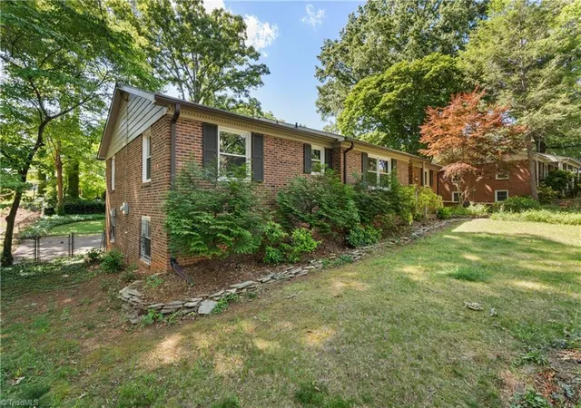 Photo 3 of Sale Pending at 406 S Cliffdale Dr, Winston Salem, NC 27104 | MLS# 1228544 | Listing updated on 2026-09-15