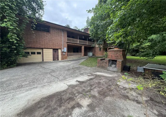 Photo 3 of Single family home for sale at 1206 Bridgepoint Rd, Greensboro, NC 27405 | MLS# 1225839 | Listing updated on 2026-09-11