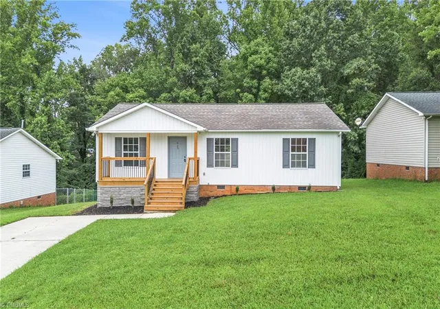 Photo 2 of Sale Pending at 625 Rolling Green Dr, High Point, NC 27260 | MLS# 1229143 | Listing updated on 2026-09-16