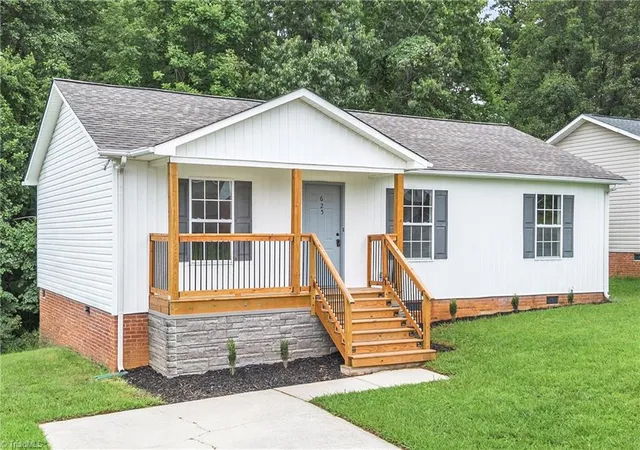 Photo 3 of Sale Pending at 625 Rolling Green Dr, High Point, NC 27260 | MLS# 1229143 | Listing updated on 2026-09-16